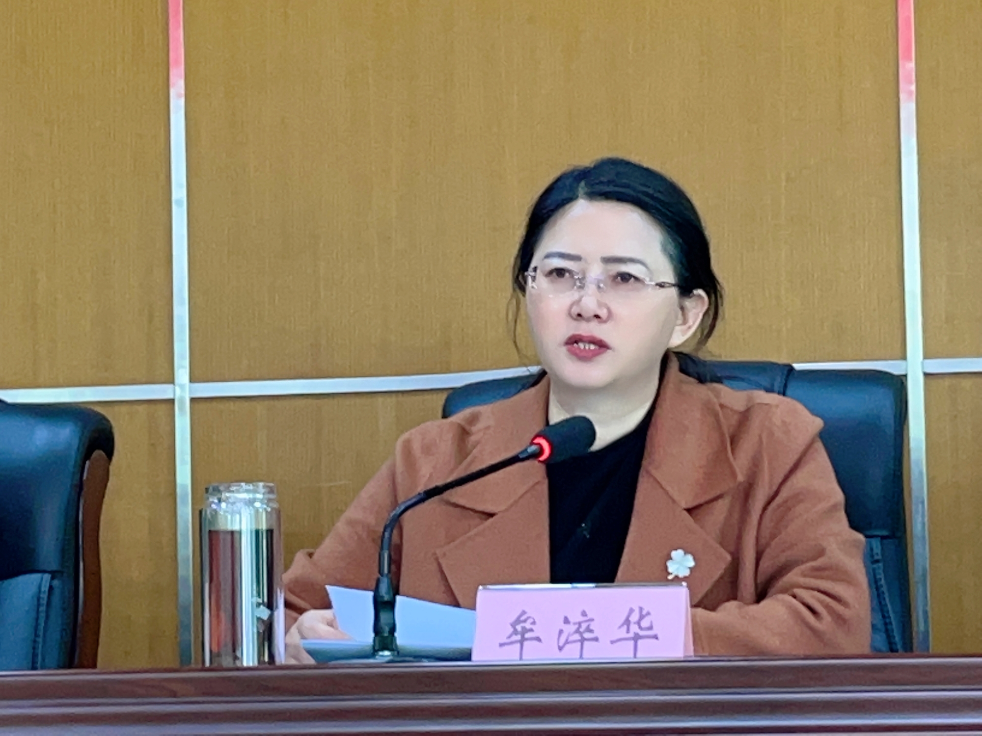 讲话.jpg 讲话.jpg